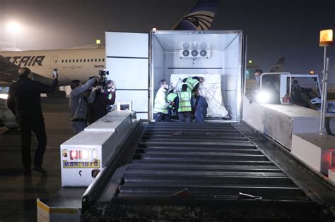 تعمل شركات الأدوية في العالم تحت ضغط شديد من أجل تطوير لقاح ضد فيروس كورونا المستجد، لكن هذا السباق المحموم يخفي معركة ضارية على الربح دون أخذ صحة مئات الملايين بعين الاعتبار، لماذا تسير صفقات ضخمة بانتظار من يسبق في تطوير لقاح ضد كورونا. وزيرة الصحة: مصر حجزت 100 مليون جرعة من لقاح "كورونا ...