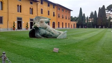 من اجمل لحظات تصوير البرج هو وقت الغروب. برج بيزا المائل