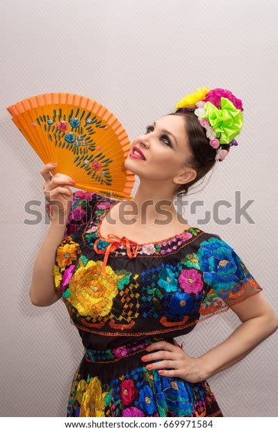 Hermosa Mujer Mexicana Sonriente Con Traje Tradicional Mexicano Con