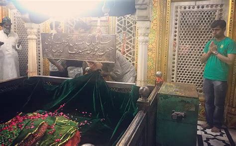 Photo Of A Hindu And A Muslim Praying At Delhi S Hazrat Nizamuddin