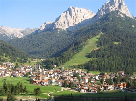 Val di fassa lies in the heart of the eastern dolomites (unesco world natural heritage), surrounded by roda di vael and the catinaccio, the majestic peaks of sassolungo and the massive bulk of sella and the marmolada. GH Hotel Monzoni, Val di Fassa, Italija | MountVacation.si