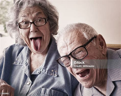 Grandma Y Grandpa Haciendo Caras Divertidas Wagging Lengua Foto De