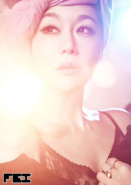 王菲（英文名：faye wong，1969年8月8日 － ），香港 女歌手、音樂人、演員，曾用藝名王靖雯（英文名：shirley wong），出生於北京，1987年隨父親舉家移民香港，並於1989年以粵語專輯《王靖雯》出道。 王菲在華人地區擁有極高的知名度，是華語樂壇成就最高、影響力最大的歌手之一，被譽為大中華地區. 王菲菲圣诞节推出限量预售版新唱片(图)_影音娱乐_新浪网