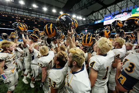MHSAA football roundup: Clarkston, Lowell pull off big upsets