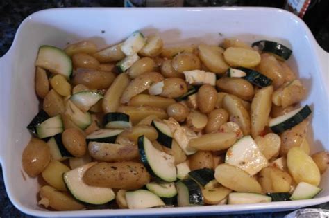 Sahne , milch und eier verquirlen. Marinierte Kartoffel-Zucchini-Beilage - Rezept - kochbar.de