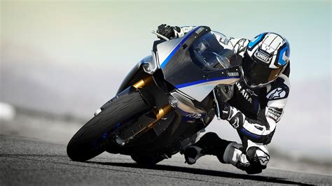 Yamaha says the r1 now has improved aerodynamics and better intake flow, and the layered cowling creates a vacuum to draw hot air away from the engine. 2018 Yamaha YZF-R1 / R1M | Top Speed