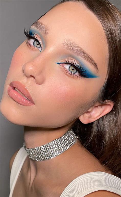 35 Cool Makeup Looks That Ll Blow Your Mind Nude And Bright Blue