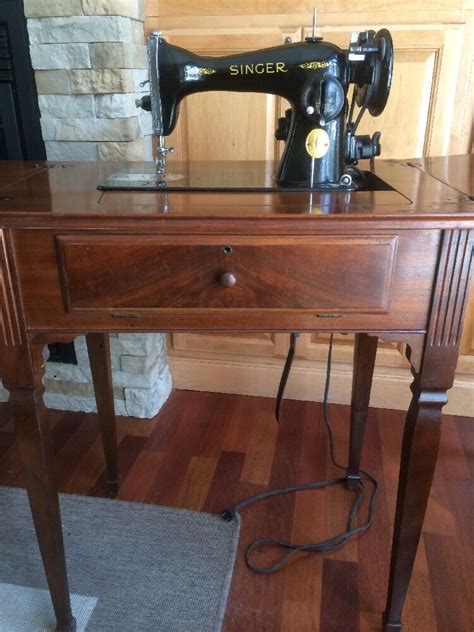 Isaac merritt singer invented the world's first practical sewing machine in 1850. Antique Vintage Singer Sewing Machine with Table / Cabinet ...