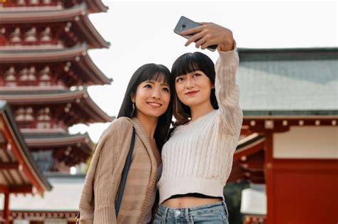 Jolies Filles Asiatiques Prenant Un Selfie Photo Gratuite
