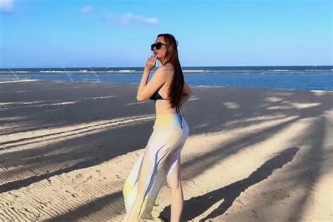 Viral Foto Seksi Aura Kasih Pakai Bikini Di Pantai Warganet Hadap