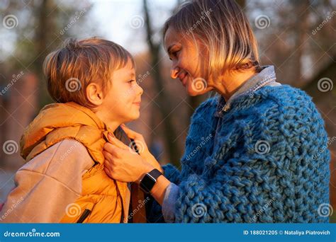 Счастливые семьи мать и сын ребенка на набережной осени Стоковое