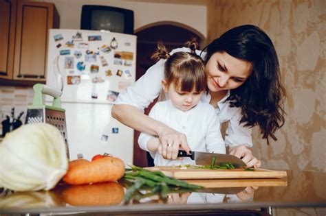 Maman Et Sa Fille Cuisinent Des Légumes à La Maison Dans La Cuisine Photo Gratuite