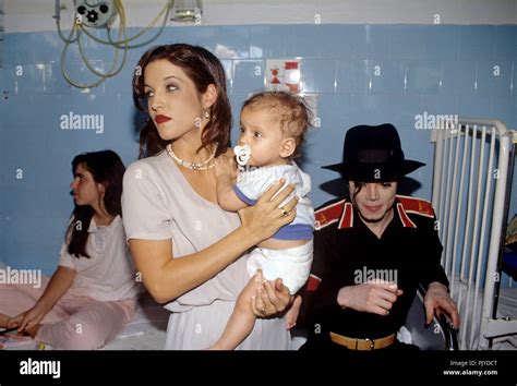 Lisa Marie Presley And Michael Jackson Kissing