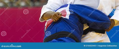 Dos Luchadores De Judo Con Uniforme Blanco Y Azul Concepto De Deporte Profesional Imagen De