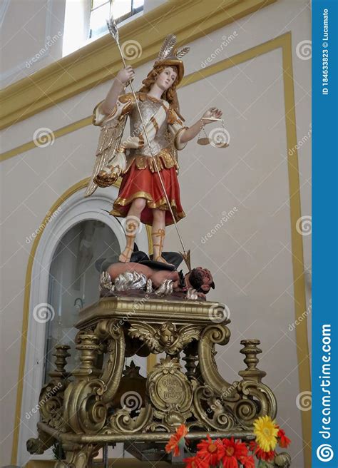 2 4 16 62 233 1,268. Maddaloni - Statua Di San Michele Arcangelo Editorial ...