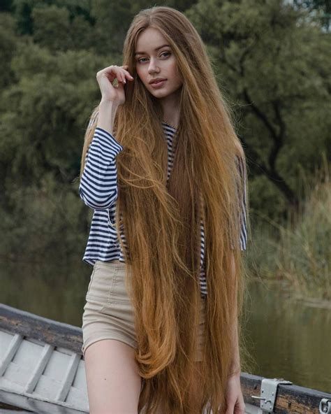Девочка с очень длинными волосами фото