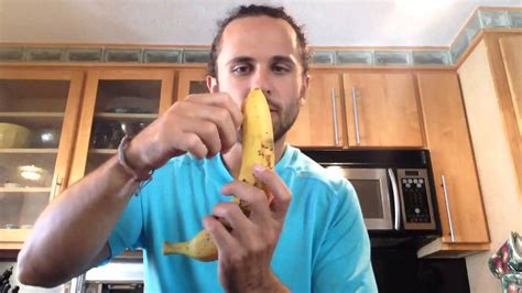 How To Peel A Banana The Right Way Youtube
