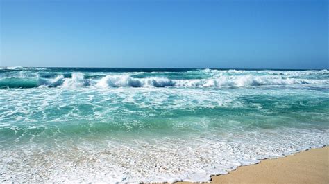 Море пляж волны лето песок небо обои для рабочего стола картинки фото 1920x1080