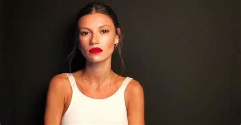 1990 yılında samsun'da doğan yüşra çelik, sanat tasarım fakültesi mezunudur. Yüsra Geyik kimdir, nereli ve kaç yaşında? Yüsra Geyik hayatı