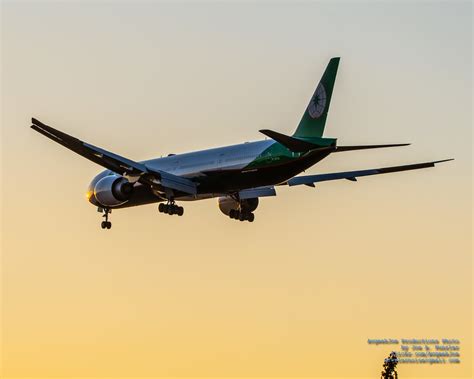 A 777 35eer Flaps And Gear Down Landing Into The Sunset Flickr