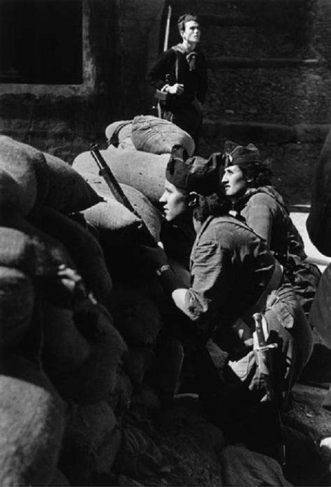 Miliciennes Anti Fascistes Défendant Une Barricade Barcelone 1936 Par Robert Capa Women In