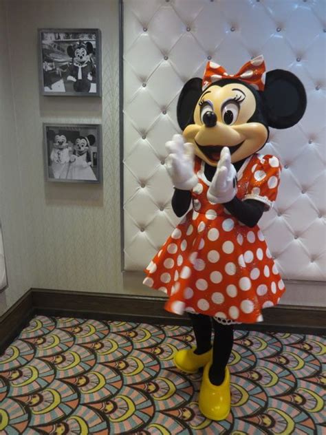 Minnie Mouse Shows Us Around Her New Dressing Room At Disneys