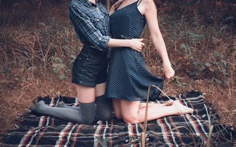 Grab A Blanket And Your Crush For Some Nature Fun 💜 💜 Cute Lesbian Couples Girls In Love