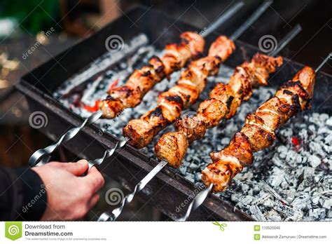 Kebab Asado A La Parrilla Que Cocina En El Pincho Del Metal Carne Asada
