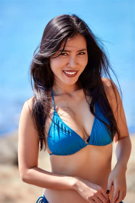 Retrato De Cerca De Una Hermosa Chica Asiática En Bikini Azul Posando En Una Playa Foto De