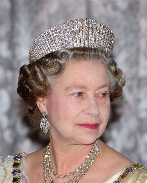 Queen Elizabeths Most Beautiful Jewels Pictures Of The Queens