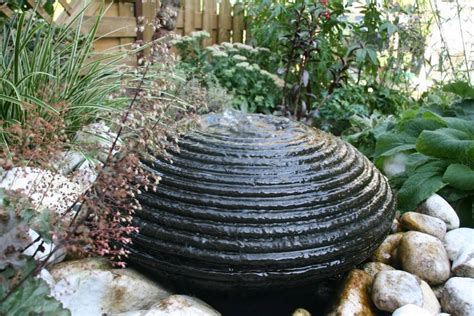 Het waterornament is geschikt voor buitengebruik, maar zolang er water in zit, is hij bij vorst niet 1procent vorstbestendig. Waterornament Ufo in 2 maten - Eliassen Home & Garden Pleasure