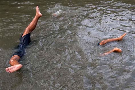 Foto Tak Hiraukan Air Keruh Anak Anak Ini Asik Bermain Di Sungai Surabaya