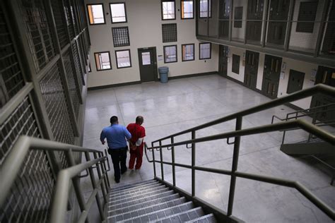 Escapes Riots And Beatings But States Cant Seem To Ditch Private Prisons The New York Times