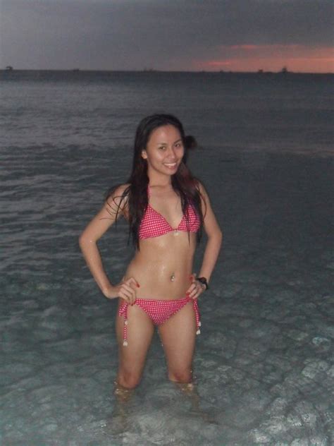 Filipina Girlfriends Love Boracay Beach