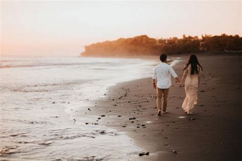 We post latest beautiful prewedding pictures for ideas and inspirations. Siap-siap Baper, 14 Ide Foto Pre-Wedding di Pantai Kala Senja Menyapa Ini Cantik dan Bikin Deg ...