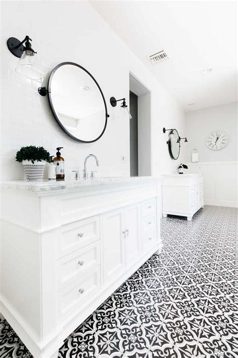 Black And White Bathroom Wall Decor