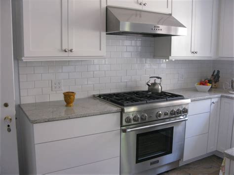 Ceramic can handle a bit more wear and tear than the glass as it has great stain resistance. 20+ Best Subway Tile Backsplash Ideas For Any Kitchens ...
