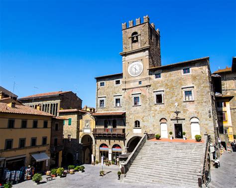 Cortona is a small but fascinating city in the province of arezzo, tuscany, central italy, situated on a commanding hill, and overlooking lake trasimeno.its cyclopean walls reveal its etruscan origins. Vakantie Cortona - wat te zien en doen in Cortona ...