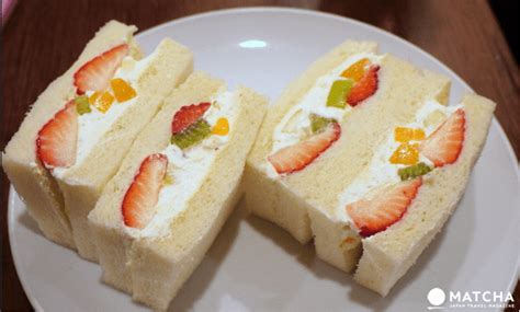 Cut the cake in half and spread a thing layer of whipped cream evenly (about 1/4 of the total cream) over one half. Fruit Sandwich - A Savory Snack That's Easy To Make ...
