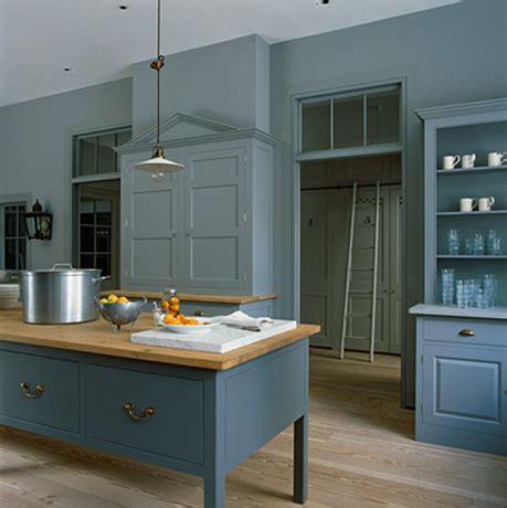 They fall under the traditional kitchen design because country kitchens are meant to be used rather than admired, cabinets are usually made with durable, lasting materials such as wood. Modern Country Style: Kitchen Ponderings