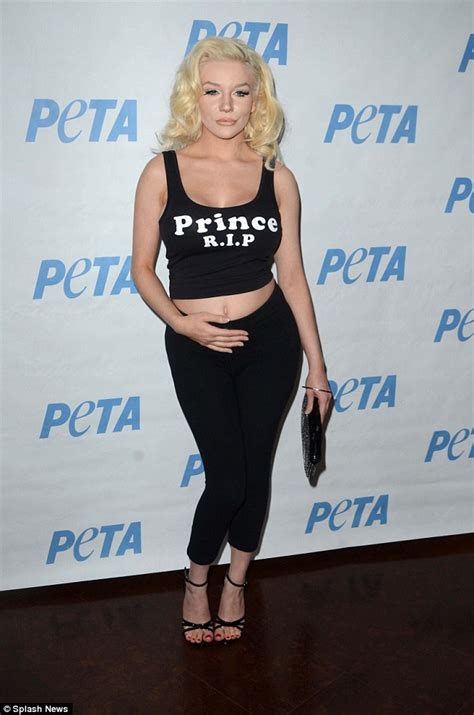 Courtney Stodden Proudly Puts Her Baby Bump In Honour Of Prince Daily