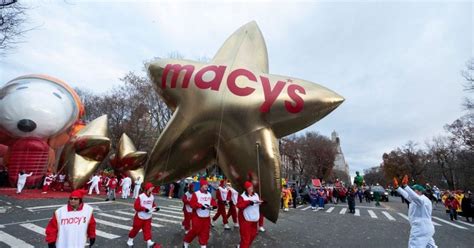 The Same Sex Kiss That Sparked Controversy At The Macy S Thanksgiving Day Parade