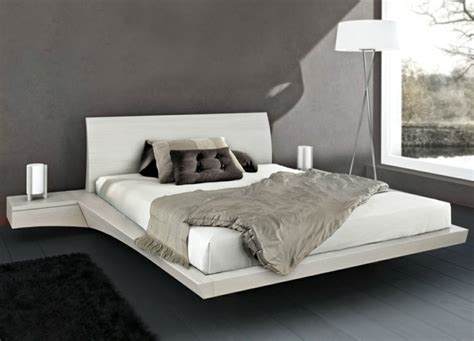 Schwebendes balkenbett mit zurückversetztem unterbau. 22 ausgefallene Betten Ideen für Ihr stilvolles Schlafzimmer