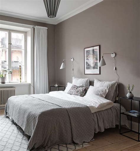 This is particularly important in a bedroom, as the paint color can provide a tranquil, relaxing space when. Bedroom in warm grey | Sovrum inspiration, Inredning ...