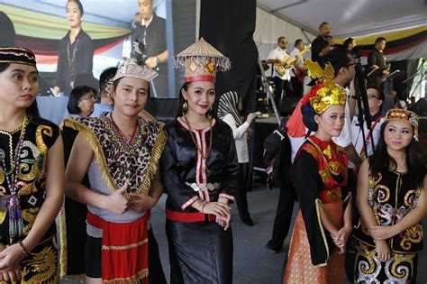 Dancers consist of malay, melanau, bidayuh, iban and orang ulu people. Sarawak Orang Ulu In Traditional Costume Stock Photo ...