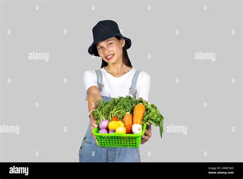 hermosa campesina asiática nepalí chica india con frutas y verduras dando expresiones y gestos