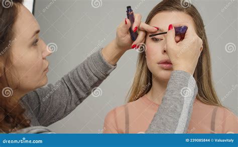 Maquillage En Studio Photo Maquillage Pour Belle Fille Femme Qui Utilise Le Peigne Pour Les