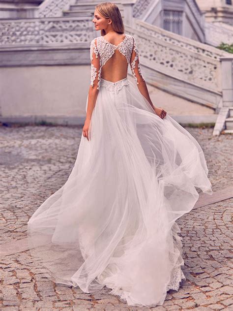 Celebra presto il suo matrimonio e vuole che sia la sua stilista e designer. Abiti da sposa per donne basse di statura: come sceglierli?