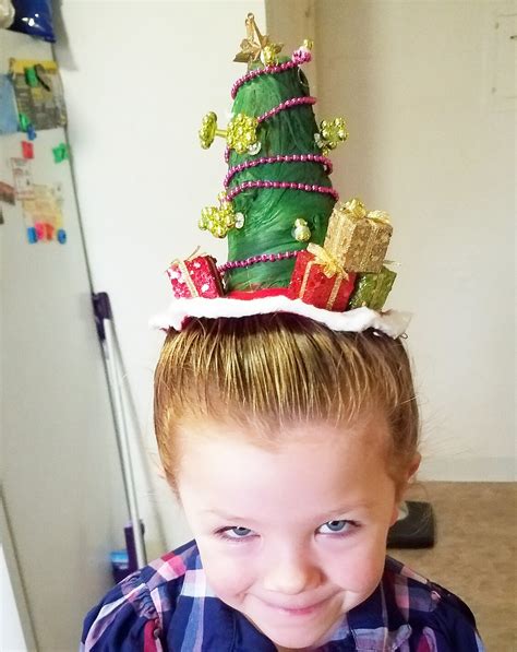 Single Dad Creates Elaborate Christmas Hairstyles For Daughter