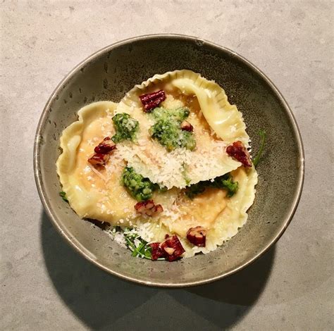 Snelle Ravioli Met Pompoen Chili En Pesto Ontroerend Lekker